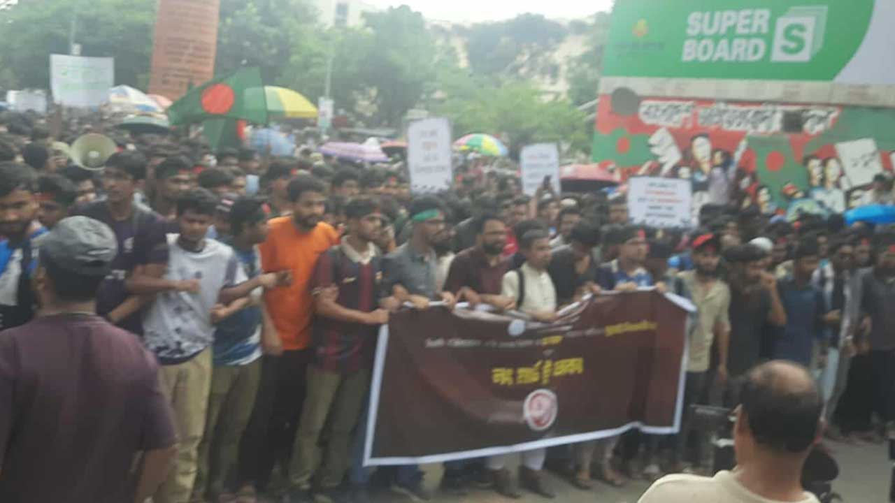 যমুনার দিকে যাচ্ছেন প্রকৌশল শিক্ষার্থীরা